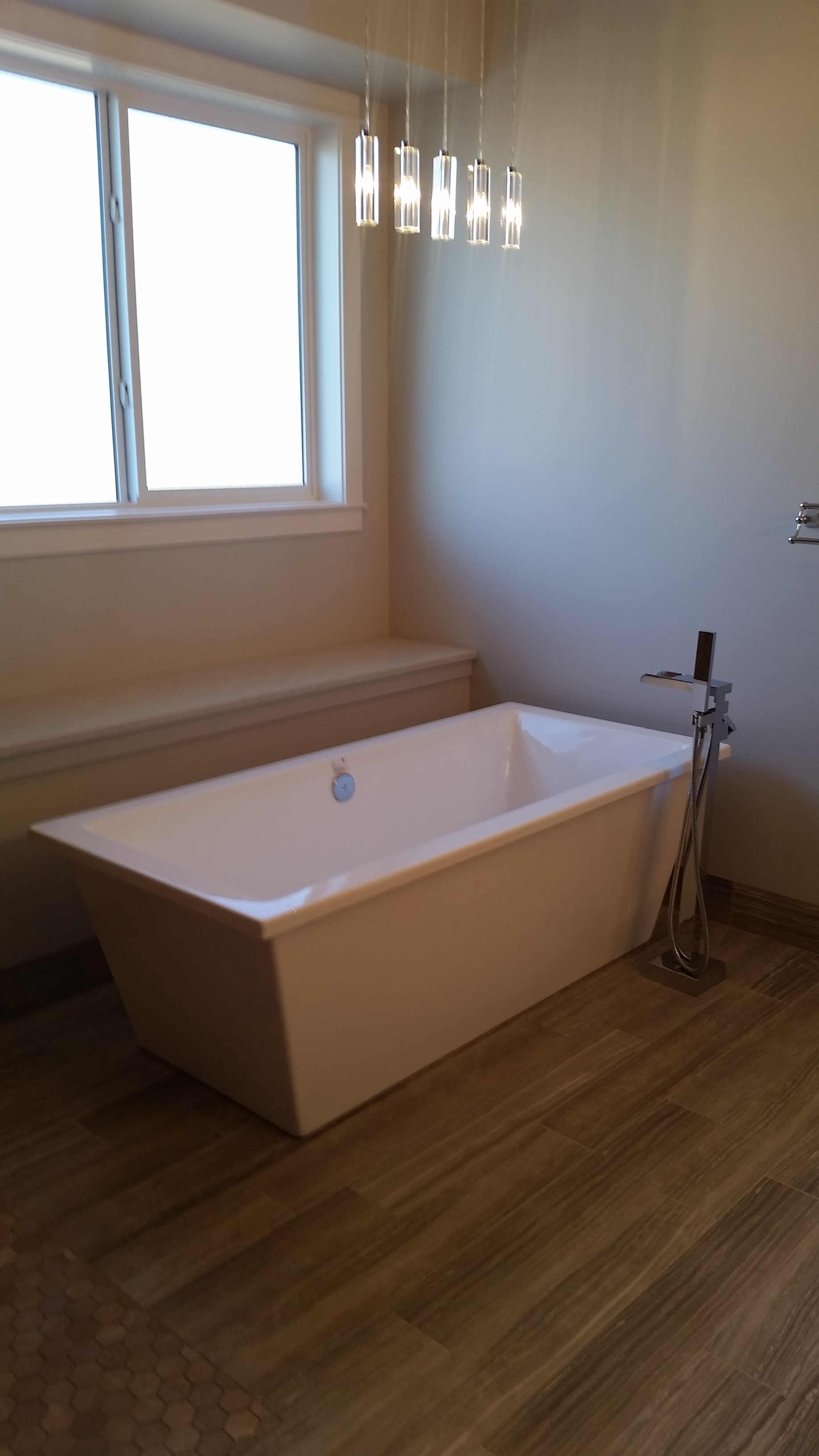 Contemporary freestanding bathtub